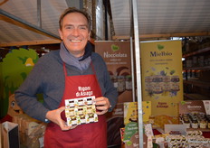Ton Severrien toont de geschenkverpakkingen van Rigoni di Asiago.