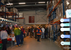 Een deel van de kramen stond opgesteld in de loods, het andere deel in een tent.