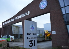 De voorgevel van het pand.