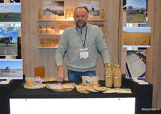 Evert Jan Daling toonde bij NL-Soja met trots diverse nieuwtjes. Zo ligt er voor hem sojameel, gemaakt van in Nederland geteelde sojabonen. En sinds vorige week produceren ze zelf biologische tempeh van de sojabonen van NL Soja.