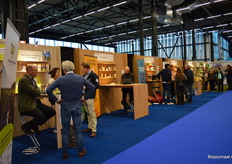 Links en rechts op de beursvloer was een wand als dit ingericht waaraan meerdere bedrijven zich konden presenteren.