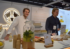 Jasper Otten en Olle Draijer lieten proeven van de gemberdrank van The Blond & Brown Company. Ze gaan voor een zo puur mogelijk product, dat 98,5% gember bevat.
