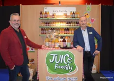 Cees-Jan de Bruijn en Alex Poortinga met de biologische sappen van Juice Family.