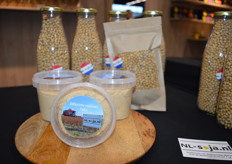 En gloednieuw is deze biologische sojabonenpasta. "Deze presenteren we vandaag voor het eerst. Hiermee heb je altijd verse sojamelk in huis. Met deze pasta van 250 gram maak je 2,5 tot 3 liter sojamelk. Koolhydraatarm en glutenvrij."