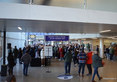 Lange rijen bij de ingang (beursdag 2).