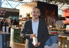 Carlo Moro met een nieuwe biologische olijfolie die bij Mercato Italiano verkrijgbaar is, van het merk Calvi.