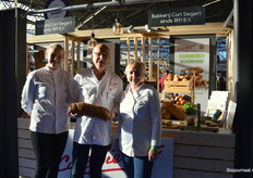 Bij Bakkerij Carl Siegert tonen Britt van der Beek, Carl Siegert en Corry Luijendijk het nieuwe brood: Kornheimer desembrood.