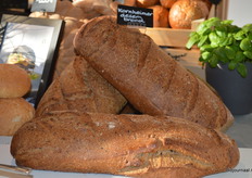 Dit ambachtelijke biologische desembrood is geïnspireerd op het brood van onze Oosterburen. Het robuuste op de vloer gebakken brood is gemaakt met roggezuurdesem en verrijkt met een aromastuk van roggekorrels, zonnebloempitten en lijnzaad.