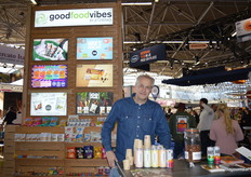 Dmitri Peters bij JetDrinks, met op de toonbank voor hem de nieuwe 'not just soda's' van het Deense merk Noda.