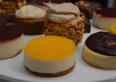 Hij liet voor het eerst proeven van deze nieuwe mango-yuzu cheesecake. "De eerste indruk hier is goed."