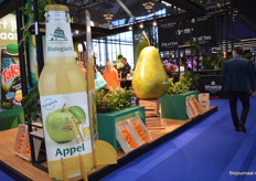 Een giga biologisch appelsapje bij Riedel.