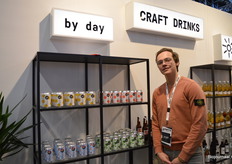 Mick Weeda met een deel van het bio-aanbod van Craft Drinks: ROY kombucha.