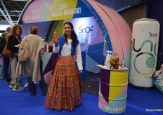 Bij Soof Drinks in een Soof-rok: Eymi.