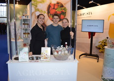 Remy Kwakernaat, Emil Vlierboom en Karin Gefken bij Agroposta.