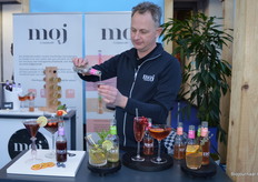 Thies Nicolai schenkt Moj Lemonade in.