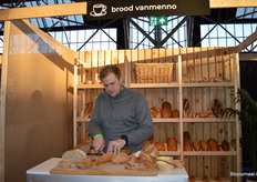 Willem Plaisier snijdt wat vanmenno-brood. Duidelijk te herkennen aan het karakteristieke Franse uiterlijk. "Dit is onze eerste keer hier. Telkens wanneer ik een bezoek bracht aan de Horecava vond ik het een gemis om hier niet te staan."