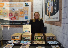 Sylvia van Wijk met voor haar de biologische koekjes van Hoppe Professional.