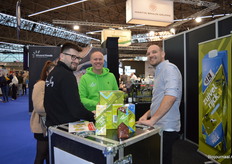René van der Veen (groene hoodie) besloot met Zuivelrijck last minute deel te nemen aan de Horecava. "Met behulp van een prijswinnende latte art kampioen laat ik hier zien hoe goed onze biologische plantaardige baristamelk schuimt."