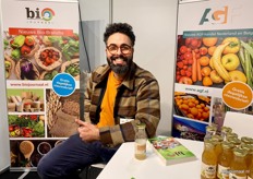 Mons Messaoud poseert trots in de stand van Biojournaal.nl
