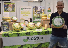 Ard van Galen toont de Oude Knar-kaas van Biostee. "We focussen op het kringloopverhaal achter onze producten. Dat is nu actueler dan ooit. Dit is de beste manier om onder de ecologische limiet te boeren."