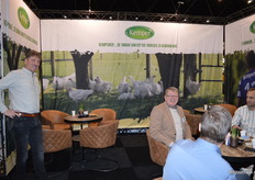 Herman Kemper en Henri Verstappen (aan tafel) van Kemper Kip. Herman: "De verkoop loopt goed."