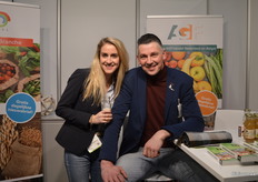 Corline Boekhout met Johannis Struik in de Biojournaal-stand.