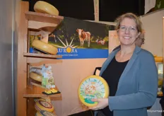 De nieuwe Mama Kuh kaas bij Aurora Kaas, getoond door Manon van Dam. "Alle nieuwe producten worden enthousiast ontvangen."
