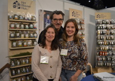 Bij Het Blauwe Huis vroegen ze alvast aandacht voor de markt die ze 23 juni organiseren. Op de foto: Lenny Kruiskamp, Eymert van Manen en Jacqueline Duschak.