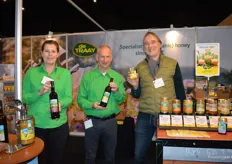 Bij imkerij de Traay tonen ze trots de Nederlandse biologische wijn die verreikt is met honing & kruiden. Op de foto: Joyce Veerman, Eric van Gool en Wouter Vuijk.