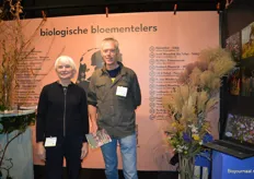 Ruim 20 biologische snijbloemenkwekers presenteerden zich in een gezamenlijke stand op de Biobeurs. "We zijn heel tevreden over de stand, een mooie presentatie zo", aldus Liesbeth Schellekens (Kwekerij Bisselingskaat). Naast haar staat Richard van Winden.