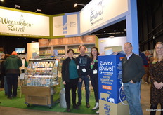 Bij Zuiver Zuivel stonden Zuiver Zuivel-melkveehouders Rosalinde en Jeroen Konijn in de stand. Naast hen Agnes Jongman, Edwin Crombags en Myrthe Bijl. Myrthe: "Vanaf 1 maart breiden we onze Kalf bij de koe-lijn uit met Yomio en volle yoghurt. Het is echt een succes. Ook benadrukken we dat veel van onze producten van nature eiwitijk zijn."
