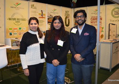 Nature Bio Foods debuteerde op de Biobeurs: Rachitha Ravishankar, Kushmita Kumar en Rohan Grover. Het Indiase bedrijf heeft een vestiging op de Maasvlakte.