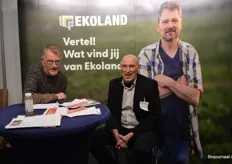 Bio-boer Kees van Zelderen praat bij in de stand van Ekoland. Rechts Ben Mooiweer.