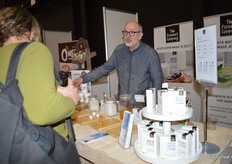 Ramon van der Stroom geeft wat uitleg over de producten van The Ferment Company. Hiermee kan je zelf kefir maken.