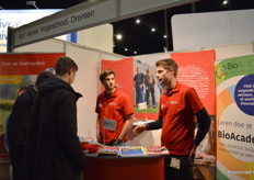 Informatie over de opleidingen van Aeres Hogeschool Dronten kon men de eerste beursdag inwinnen bij David Mooij en Tim Kloosterman.