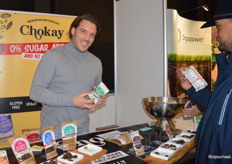 Lars Jacobs met de suikervrije biologische chocolade van Chokay. Deze producten zijn niet alleen in Nederland verkrijgbaar, maar Chokay timmert internationaal inmiddels ook aardig aan de weg.