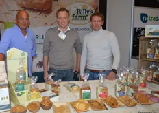 Stijn Haffmans, Sander Bil en Klaas Bil met voor hen de koekjes van Billy's Farm.