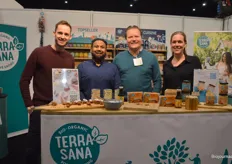 Bij TerraSana werd de nieuwe Umami saus gepresenteerd. Op de foto: Remko Hartveldt, Saoed Ramdjan, Boudewijn van der Kroft en Belinda Barnhard.