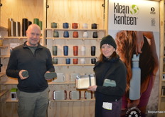 Yan Touwen en Bieke Vanduffel tonen bij Elements de nieuwe 'Rise Lunch Boxen' van Klean Kanteen, deze kunnen in de magnetron en oven.