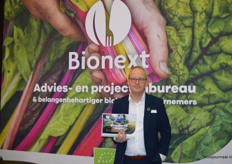 Bionext-directeur Michaël Wilde toont het laatste Greenpaper 'Biologische Regio'. Op donderdag vond een Bio Regio bijeenkomst plaats. "Bio Regio's zijn prachtige plekken waar verschillende partijen zich inspannen om biologische producten van lokale ondernemers af te nemen met alle positieve gevolgen van dien."