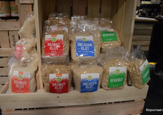 Merle Koomans van den Dries: "We tonen hier de vernieuwde look van Nieuwe Band. Hier zijn we heel tevreden over. De etiketten bevatten veel kleur en alle achtergronden zijn per product anders. De een is met aquarel getekend bijvoorbeeld en de ander met potlood."