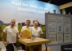 Friesland Campina nodigt leden uit om naar biologisch om te schakelen. Op de foto: Jochem Prinsen, Jos Uiterwaal en Engbert Dunnink.