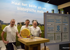 Friesland Campina nodigt leden uit om naar biologisch om te schakelen. Op de foto: Jochem Prinsen, Jos Uiterwaal en Engbert Dunnink.
