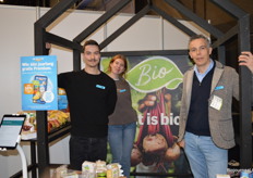 Albert Heijn stond voor het eerst op de Biobeurs. In het huisje: Erron van der Heijden, Lynn van Westing en Martijn Versteegh. "We vertellen de bezoekers graag waarom biologisch hartstikke belangrijk is in ons duurzaamheidsbeleid."
