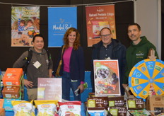 Een spontaan onderonsje tussen oud-collega's: Sascha Misset, Yvonne Witpaard, Keesjan Ruissen en Emile Dercksen.