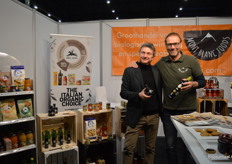 Fabrizio Rosso en Leo den Hamer in de stand van Mont Blanc Foods. Sinds drie kwart jaar is het Italiaanse merk Alce Nero bij hen verkrijgbaar.
