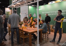 De hele dag door werden er gesprekken gevoerd in de stand van Agrifirm. Links Johan Jansen, in het midden Harrie van Kreij en Jasper Brinks. Geheel rechts Stephan de Vries.
