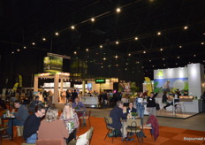 Aan het begin van de hal was er volop ruimte om te lunchen en bij te praten.