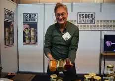 Michel Jansen met nieuwe soepen van de Kleinste soepfabriek.