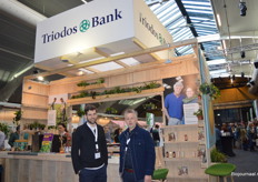 De eerste stand die je tegenkwam: Triodos Bank. Vidar Bakker en Harm Folkens gaven aan dat het wat minder druk leek te zijn, maar dat de mensen die er waren goede verhalen te vertellen hadden.